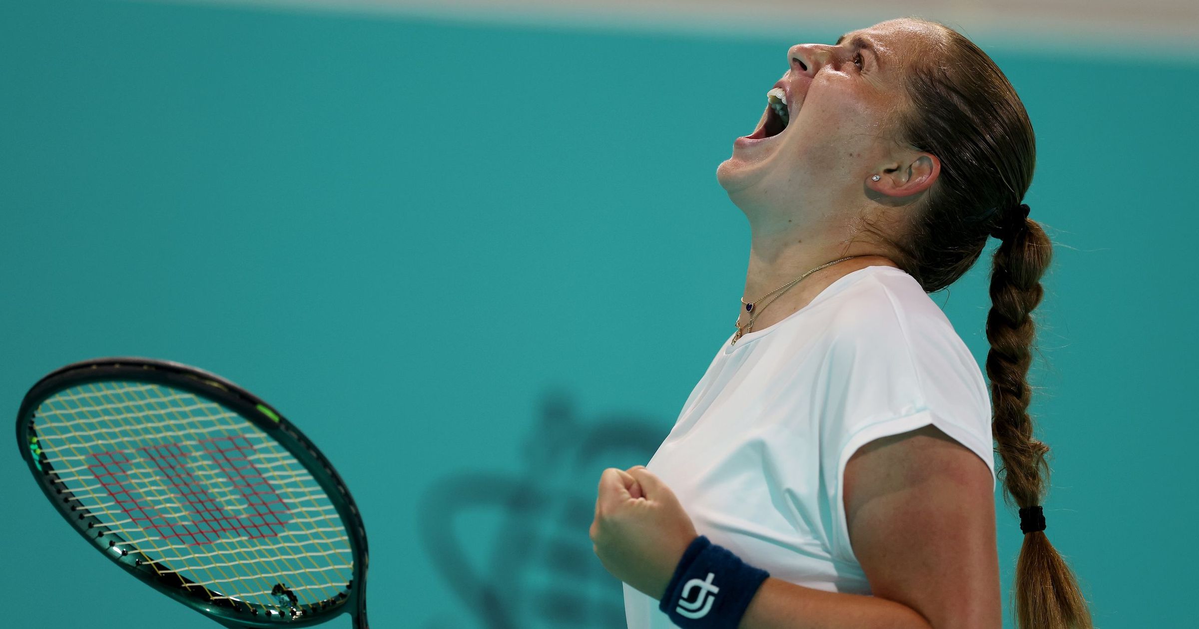 O victorie dramatică pentru Jelena Ostapenko la Abu Dhabi Jelena Ostapenko, sportiva letonă și fostă campioană la Roland Garros, s-a calificat în turul al doilea al turneului WTA 500 de la Abu Dhabi, după o partidă epică în care a depășit-o pe oponentele săi, Oksana Selehmeteva, cu scorul de 5-7, 7-6 (7/4), 6-2