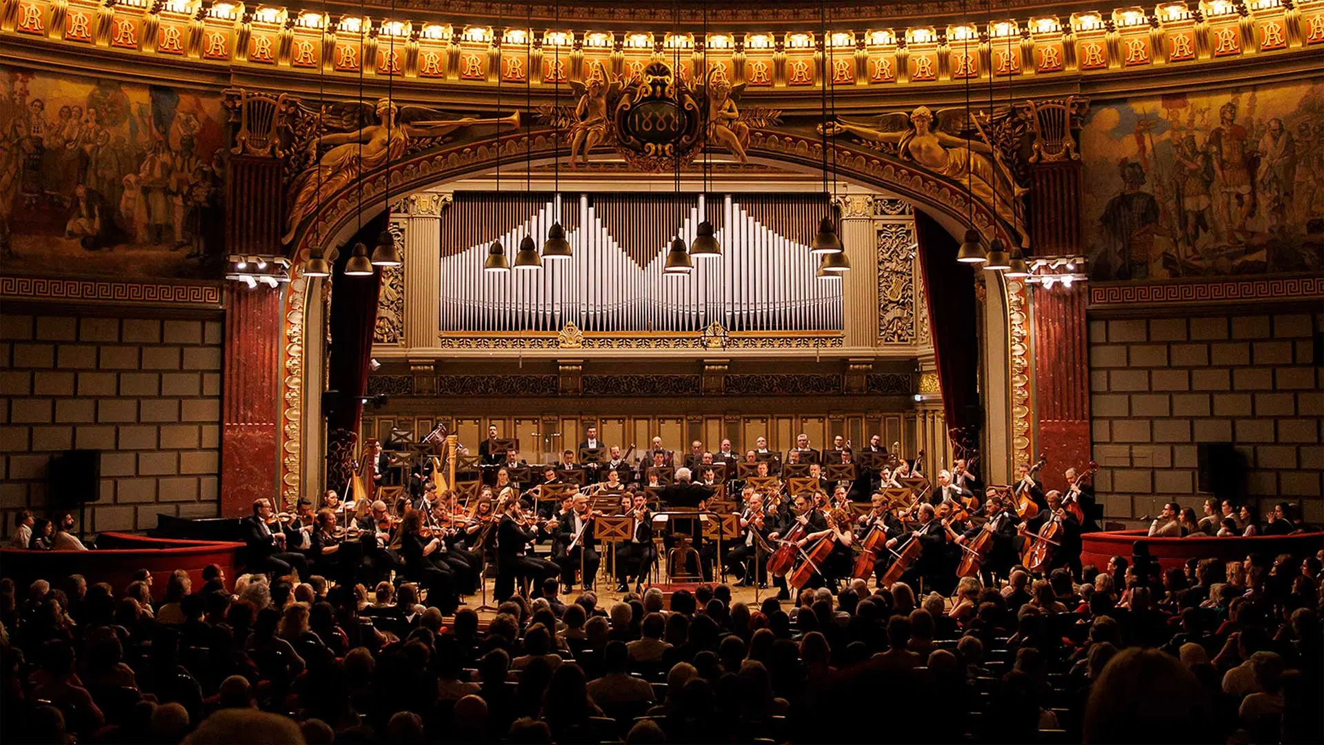 Filarmonica George Enescu a fost martorul unui eveniment de excepție în această săptămână, cu două concerte sold-out susținute de pianistul Zee Zee și dirijorul Duncan Ward