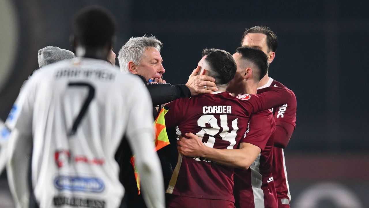 Derby-ul Clujean: CFR Cluj învinge U Cluj cu 3-2 într-un meci plin de intensitate Într-un meci electrizant pe Cluj Arena, CFR Cluj a învins Universitatea Cluj cu 3-2, consolidându-și astfel poziția în fruntea clasamentului
