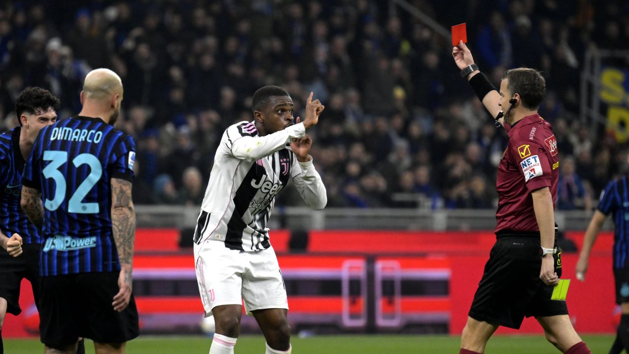 Juventus, în decimată, pierde avantajul în derby-ul cu Inter după eliminarea lui Kalulu Juventus a traversat un moment critic în derby-ul din Serie A contra Interului, după ce fundașul Pierre Kalulu a fost eliminat în urma unei intervenții imprudente