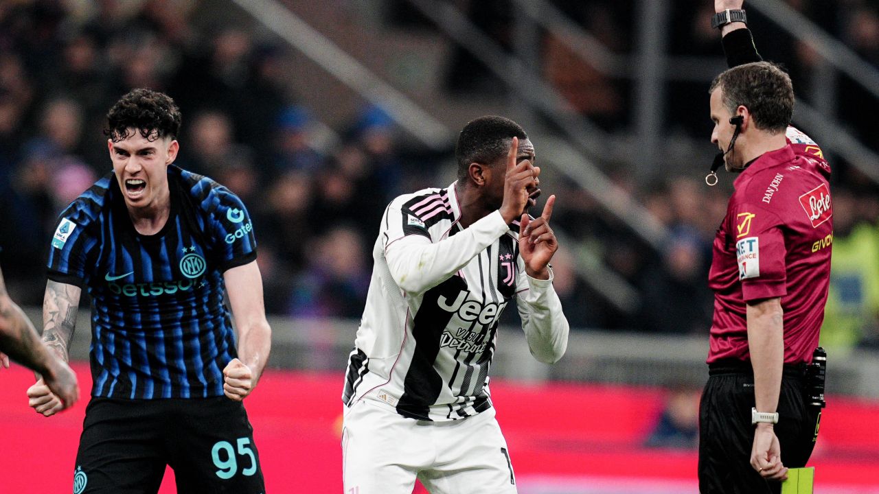 Fundașul lui Juventus, suspendat după o eliminare controversată Fundașul echipei Juventus, un jucător esențial în angrenajul de apărare al clubului torinez, a fost sancționat cu o etapă de suspendare după o eliminare controversată în cadrul unui meci din Serie A