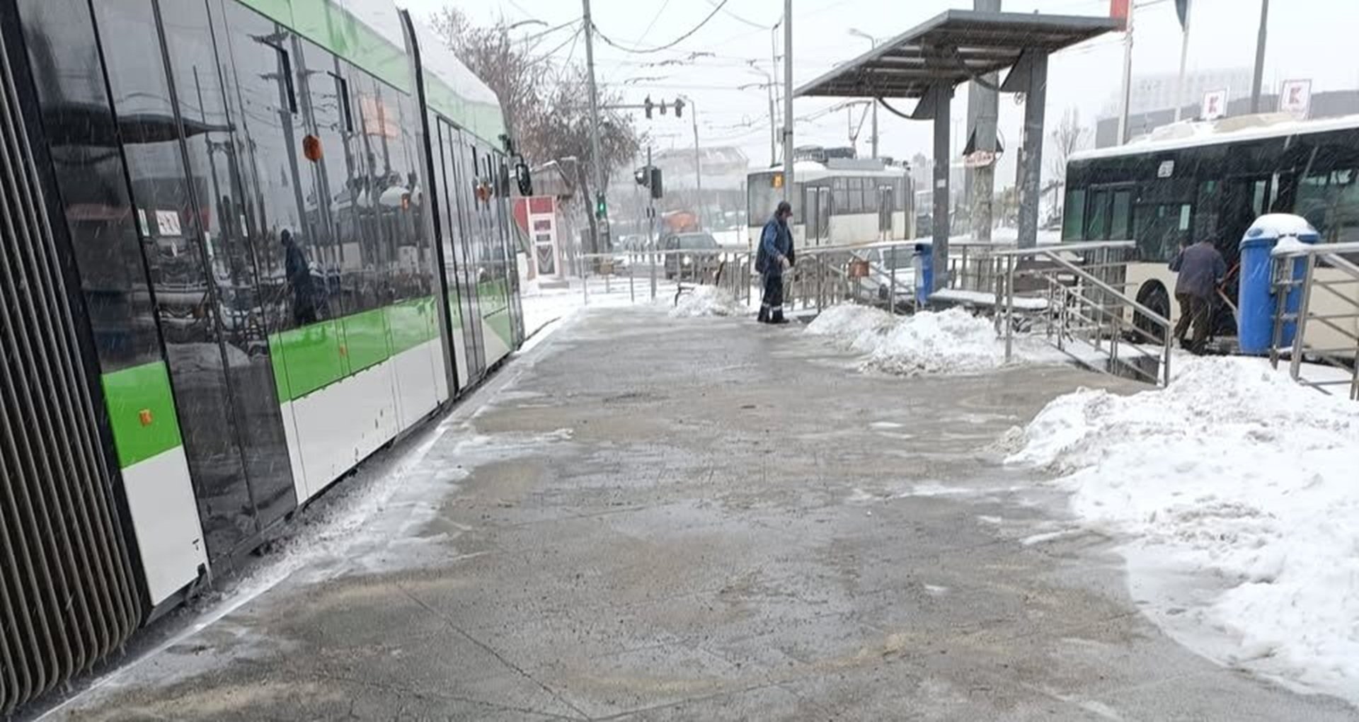 Primăvara vine cu provocări serioase pentru bucureștenii obișnuiți să se desfășoare în orașul înzăpezit