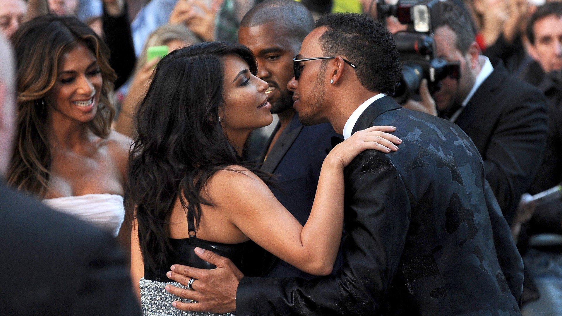 Kim Kardashian și Lewis Hamilton, o poveste de dragoste surprinzătoare Lewis Hamilton, campionul britanic de Formula 1, a început o relație cu starul american Kim Kardashian, după cum a dezvăluit recent presa britanică