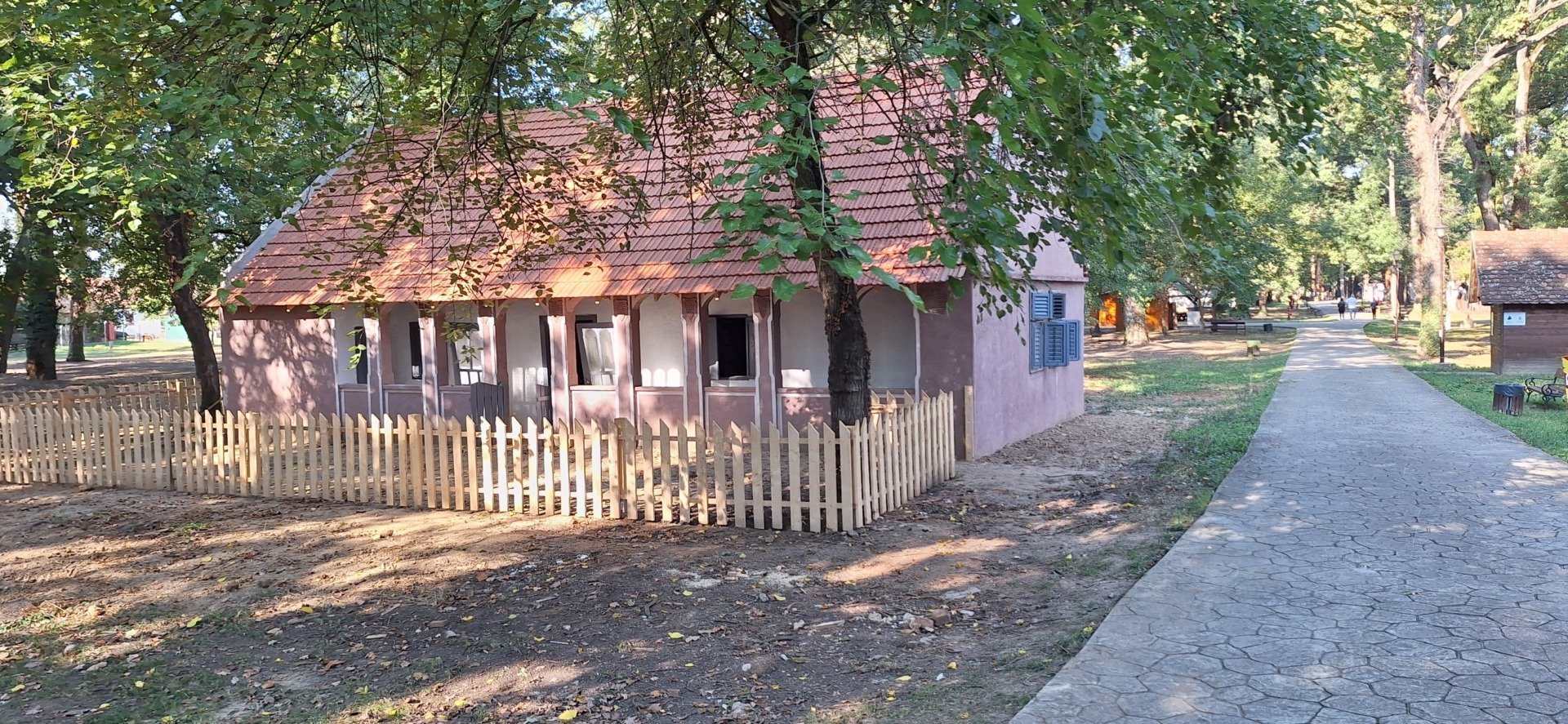 Președintele Consiliului Județean Timiș intervine pentru a apăra managerul Muzeului Satului Bănățean, după acuzațiile aduse de angajați Controversele din cadrul Muzeului Satului Bănățean din Timișoara ating un punct critic, după ce angajații instituției au formulat formal plângeri și au notificat Ministerul Culturii privind comportamentul coordonatorului muzeului