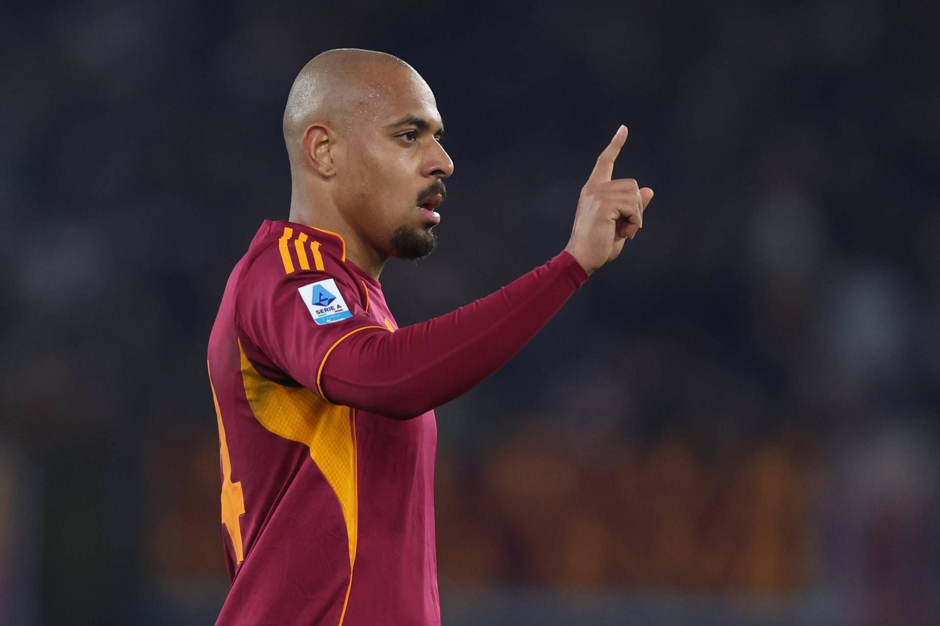 Proteste la Roma-Cagliari: Decizii controversate la Olimpico Meciul dintre Roma și Cagliari, disputat luni, 9 februarie, a fost marcat de controverse și tensiuni pe teren, culminând cu protestele vehemente ale echipei gazdă