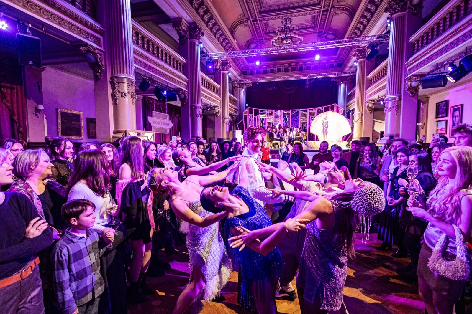 Bucureștenii sunt invitați din nou la petrecerea anului: un spectacol immersive inspirat de Marele Gatsby Unde și când: Palatul Bragadiru, 13 martie 2026, ora 19:30