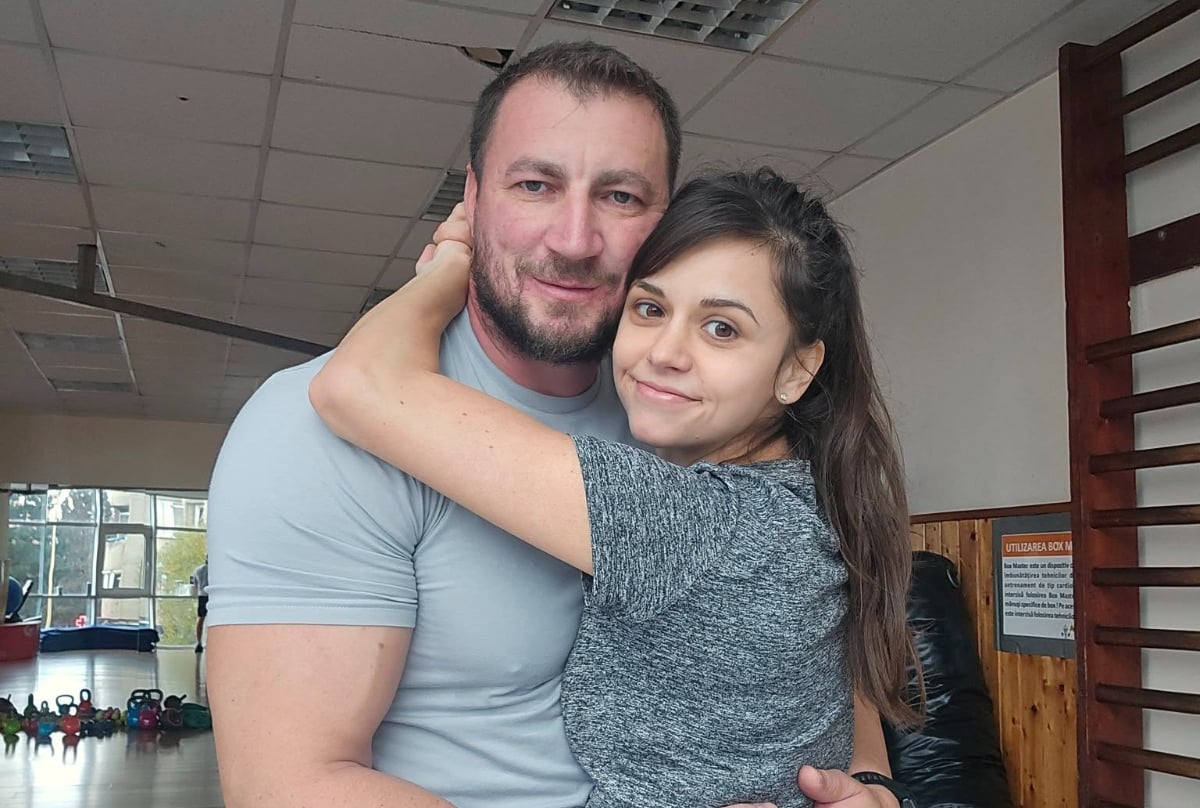 Marian Godină: Pensiunea din Brașov - Un refugiu de relaxare în timp ce el concurent la Survivor România Marian Godină, polițistul și autorul cunoscut, se află în plină competiție la Survivor România 2026, în timp ce soția sa, Georgiana, administrează cu succes pensiunea pe care au transformat-o dintr-o casă veche situată în Brașov