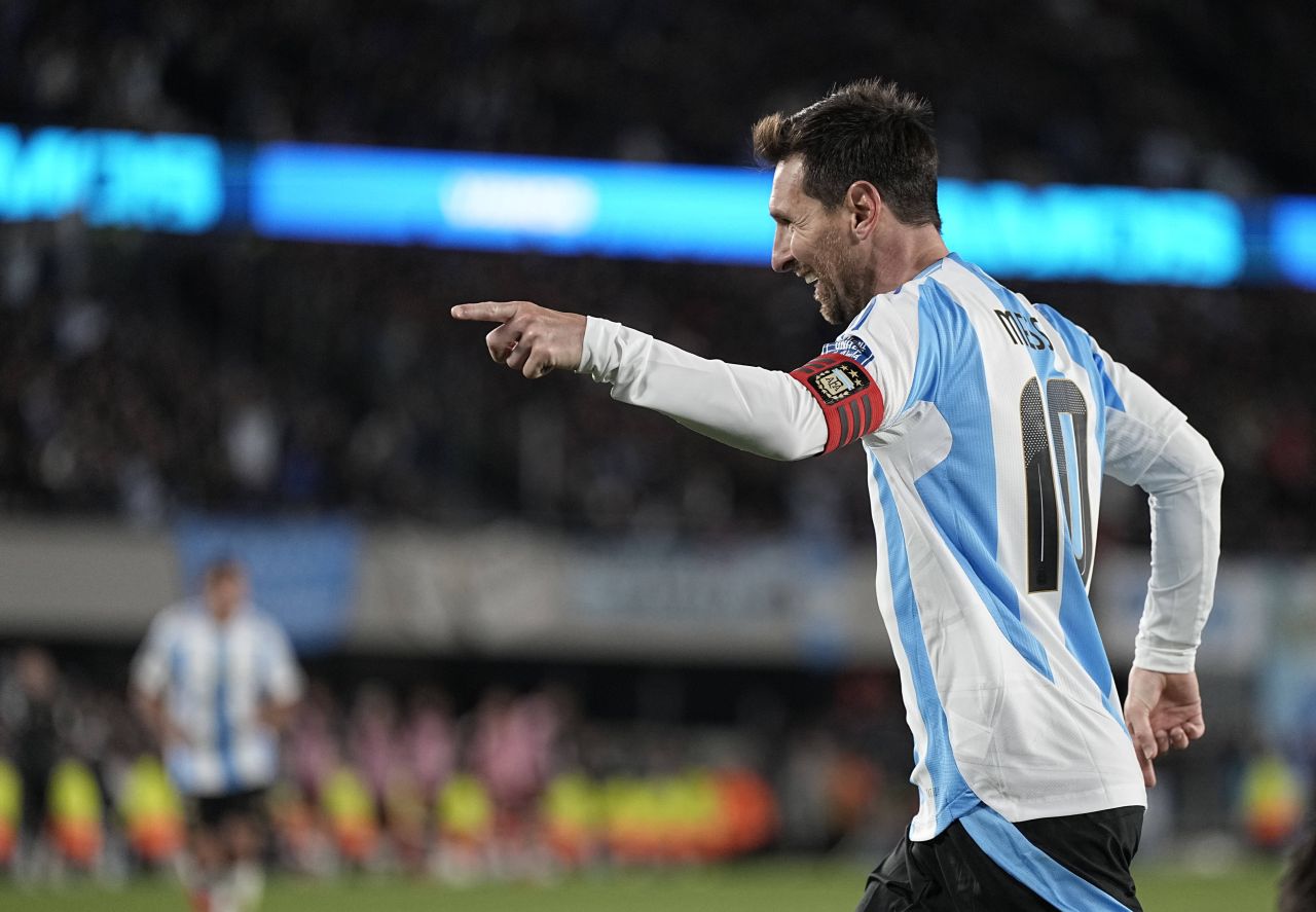 Legătura de neîntrerupt dintre Messi și Aguero Lionel Messi, starul incontestabil al fotbalului mondial și jucătorul emblematic al naționalei Argentinei, a dezvăluit recent cât de profundă a fost prietenia și legătura sa cu Sergio Aguero, un alt gigant al fotbalului argentinian