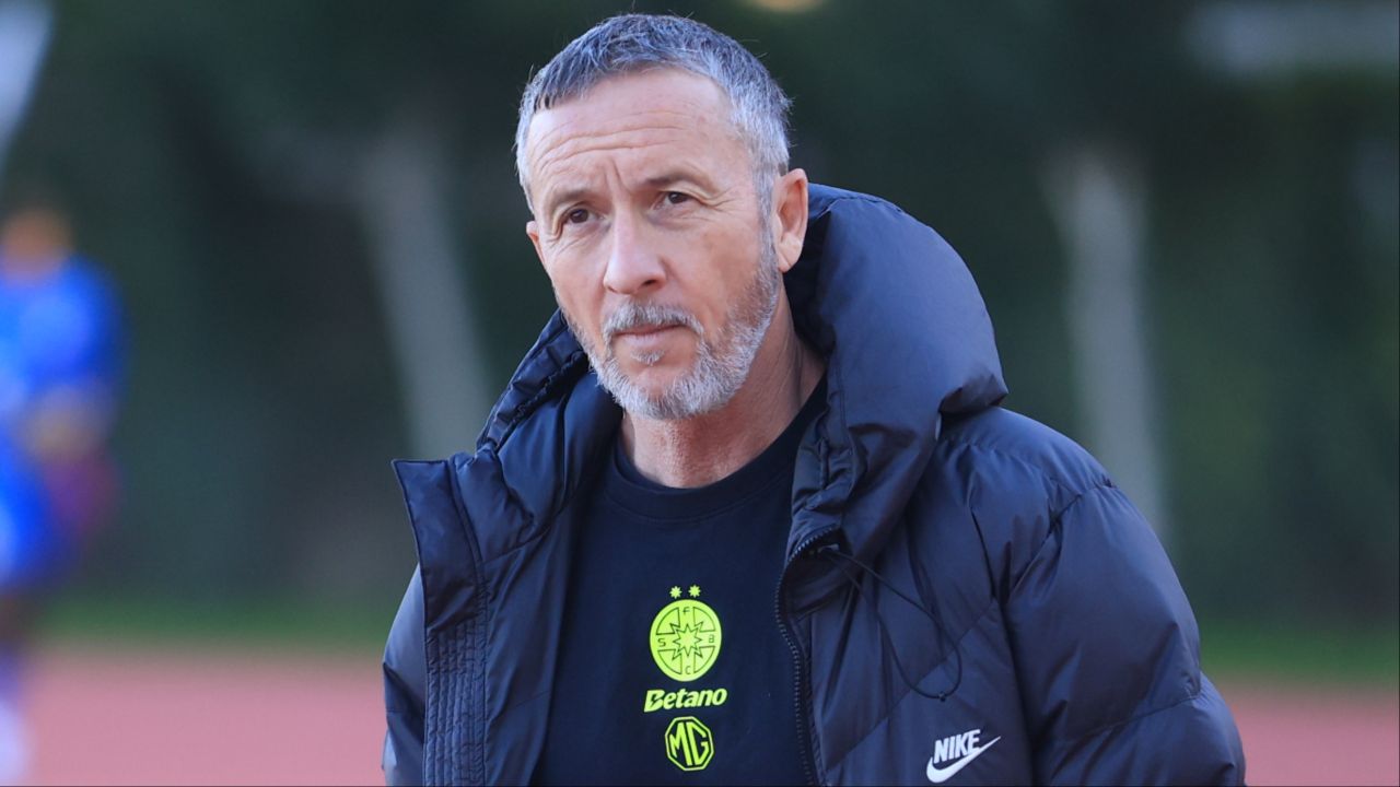 Transferul lui Kevin Ciubotaru, blocat în ultimul moment Într-o mișcare care surprinde, transferul tânărului mijlocaș Kevin Ciubotaru la FCSB, o afacere anticipată de toată lumea înaintea vacanței de iarnă, pare să se fi împotmolit în ultimul moment