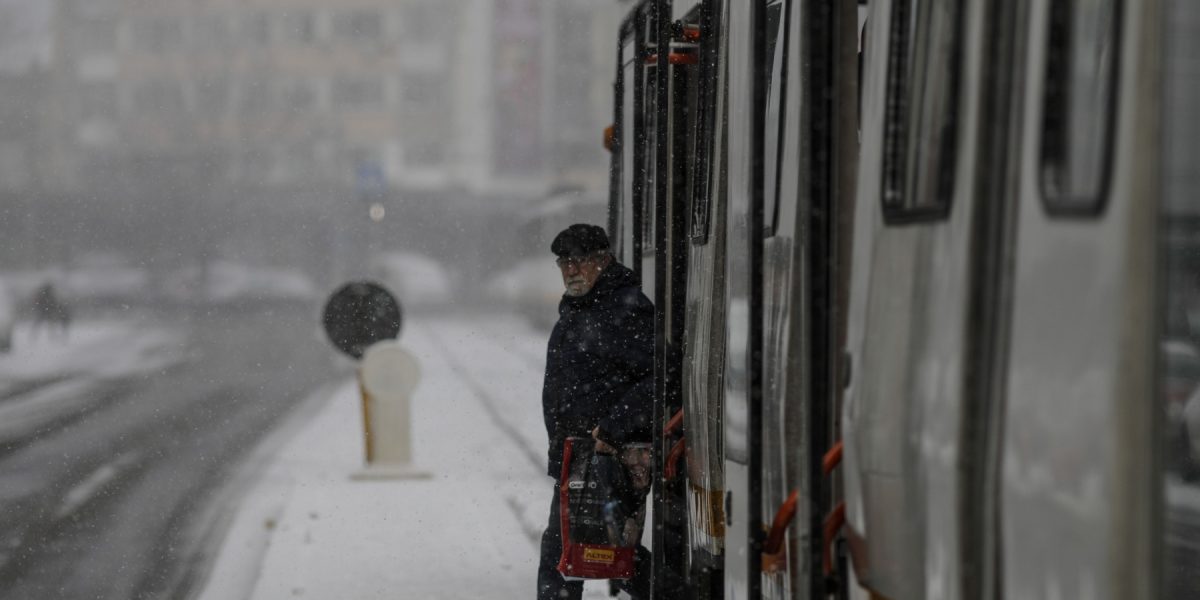 ninsoare-cinci-bucuresti-tramvai-zapada-vreme-rea.jpg - Presa360