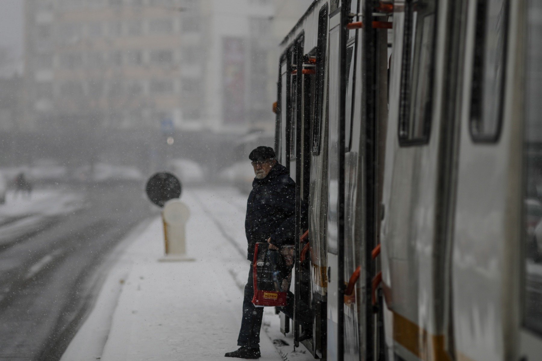 Circulația transportului în comun din București, grav afectată de ninsori