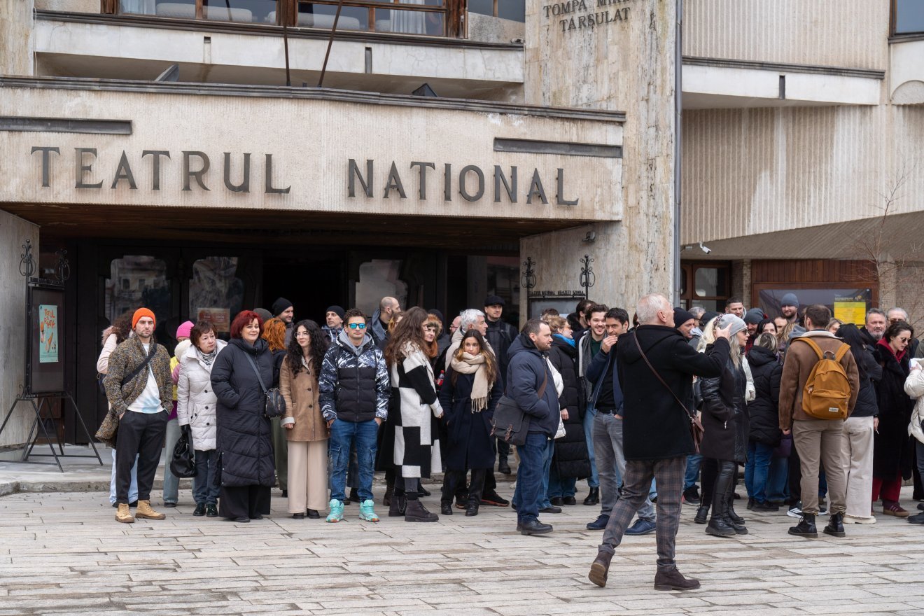 Protest al actorilor la Marosvásárhely împotriva noilor reglementări ale ministerului culturii Marosvásárhely a fost martorul unei mobilizări neobișnuite marți după-amiază, când actorii din cadrul Teatrului Național s-au adunat în fața instituției pentru a protesta împotriva noilor reglementări impuse de Ministerul Culturii