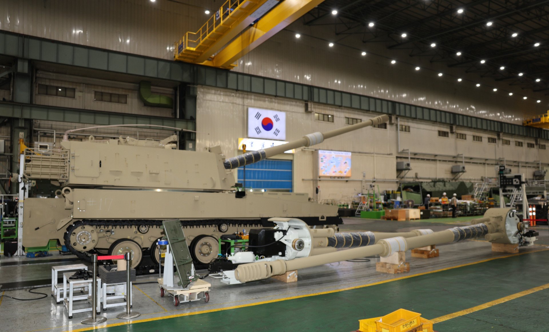 O nouă etapă în dezvoltarea industriei de apărare din România: Hanwha Aerospace începe construcția fabricii din Dâmbovița Producătorul sud-coreean de echipamente militare Hanwha Aerospace a demarat oficial construcția unei fabrici de avangardă în localitatea Petrești, județul Dâmbovița, marcând astfel intrarea activă pe piața românească cu un proiect semnificativ pentru sectorul de apărare național și pentru economia locală