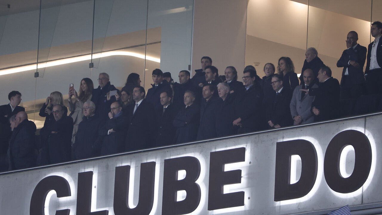 O mare audiență pentru "clássico" Un număr impresionant de 22 de cluburi au fost prezente ieri seară la Estádio do Dragão, unde s-a desfășurat un meci de fotbal de mare amploare, cunoscut sub numele de "clássico"