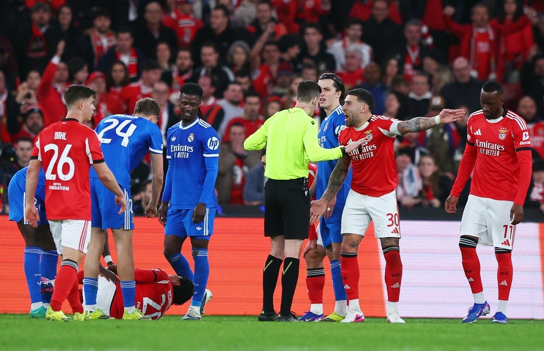 Gesturi legendare pe terenul de fotbal: Vinícius și Otamendi, simboluri ale rivalității și respectului Într-un meci intens, care a avut loc pe stadionul lui Benfica, Vinícius a marcat un gol decisiv împotriva rivalilor portughezi, însă momentul cheie a fost generat de o întâlnire neașteptată între el și fundașul argentinian Nicolás Otamendi