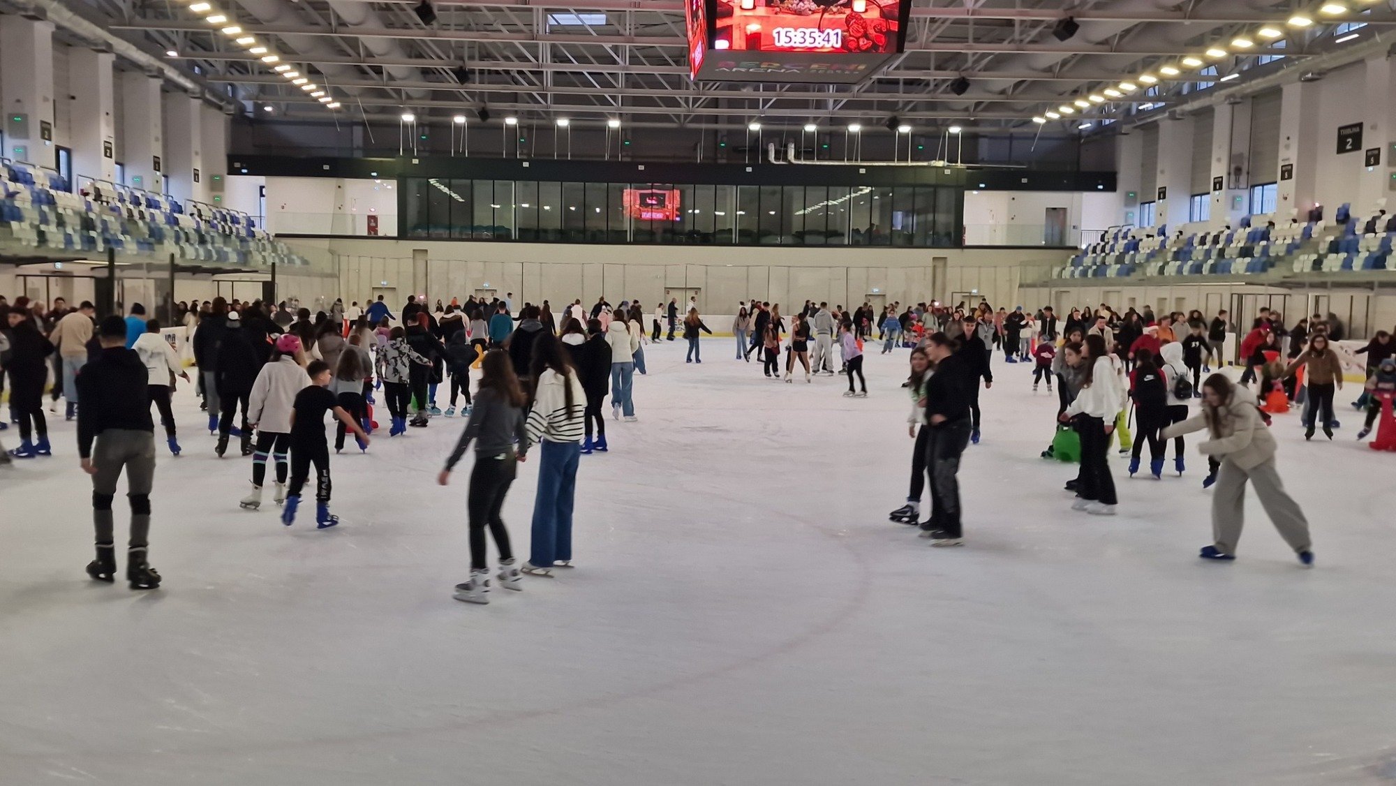 Primăvara se apropie, dar frigul și lumea sporturilor de iarnă continuă să aducă culoare și voie bună în București