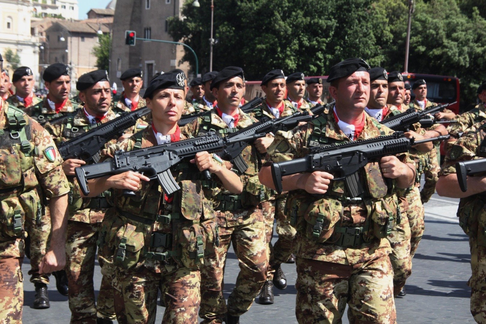 Guvernul italian a aprobat recent un proiect de lege care le va permite autorităților să impună interdicții temporare asupra sosirilor migranților pe mare, în situații considerate de gravitate extremă pentru ordinea publică sau securitatea națională