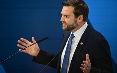 JD Vance își schimbă tabăra politică: sprijină poziția unui candidat republican la președinție Într-un moment crucial al scenei politice americane, fostul om de afaceri și autor JD Vance a decis să renunțe la trecutul său politic ambigu și să ofere sprijin explicit pentru un candidat republican la alegerile prezidențiale din 2024