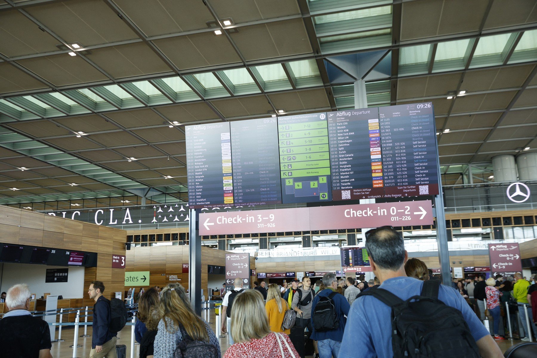 Furtuna despre care autoritățile avertizaseră anterior a făcut ravagii în Germania, provocând anularea numeroaselor curse aeriene programate pentru sâmbătă, inclusiv pe Aeroportul Berlin-Brandenburg, principalul hub al capitalei germane