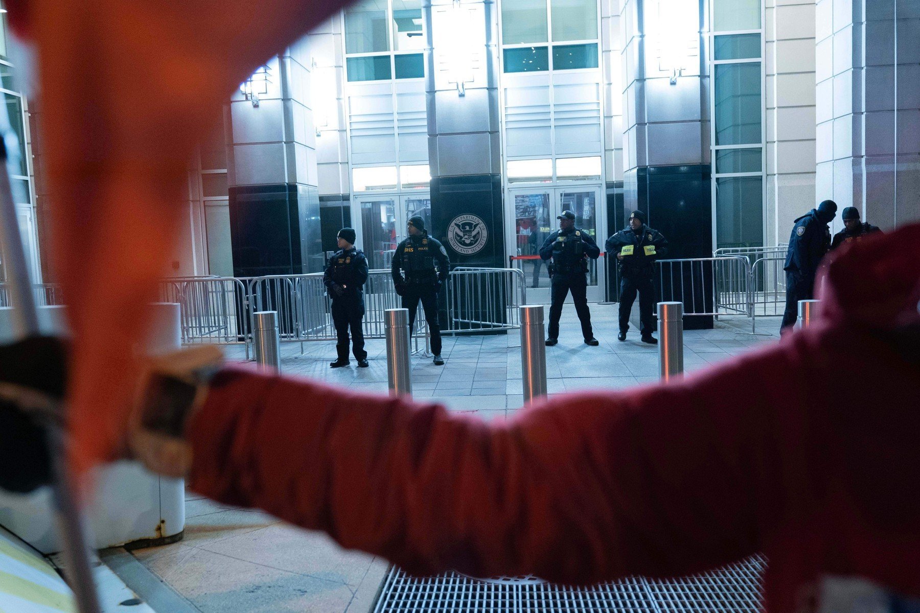 O poveste cutremurătoare a avut loc recent în sudul Texasului, unde un copil de numai 18 luni, reținut împreună cu părinții săi într-un centru de detenție pentru imigrație, a fost grav afectat de starea sa de sănătate, ajungând la limitele vieții și morții
