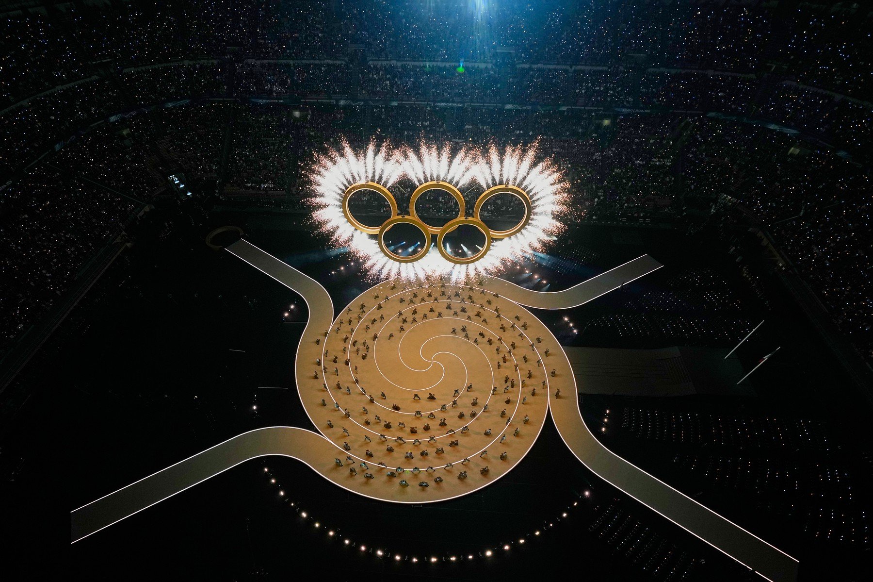 Ceremonia Deschiderii JO de Iarnă 2026 aduce strălucire la Milano Ceremonia de deschidere a Jocurilor Olimpice de Iarnă 2026 a avut loc vineri seară pe Stadionul San Siro din Milano, marcând începutul competiției ce se va desfășura între 6 și 22 februarie