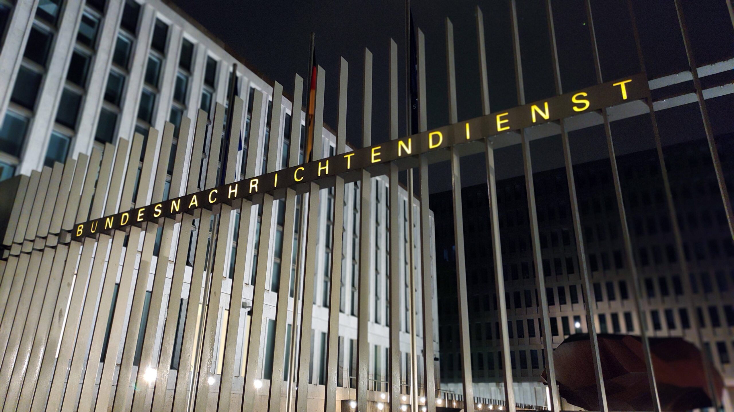 Germania plănuiește să-și întărească agenția de informații externe, într-un context tensionat geopolitic Guvernul german încearcă să modernizeze și să extindă atribuțiile serviciului de intelligence extern, Bundesnachrichtendienst (BND), în speranța de a se asigura că va putea face față cu succes provocărilor globale și posibilelor divergențe cu aliații tradiționali, în primul rând Statele Unite