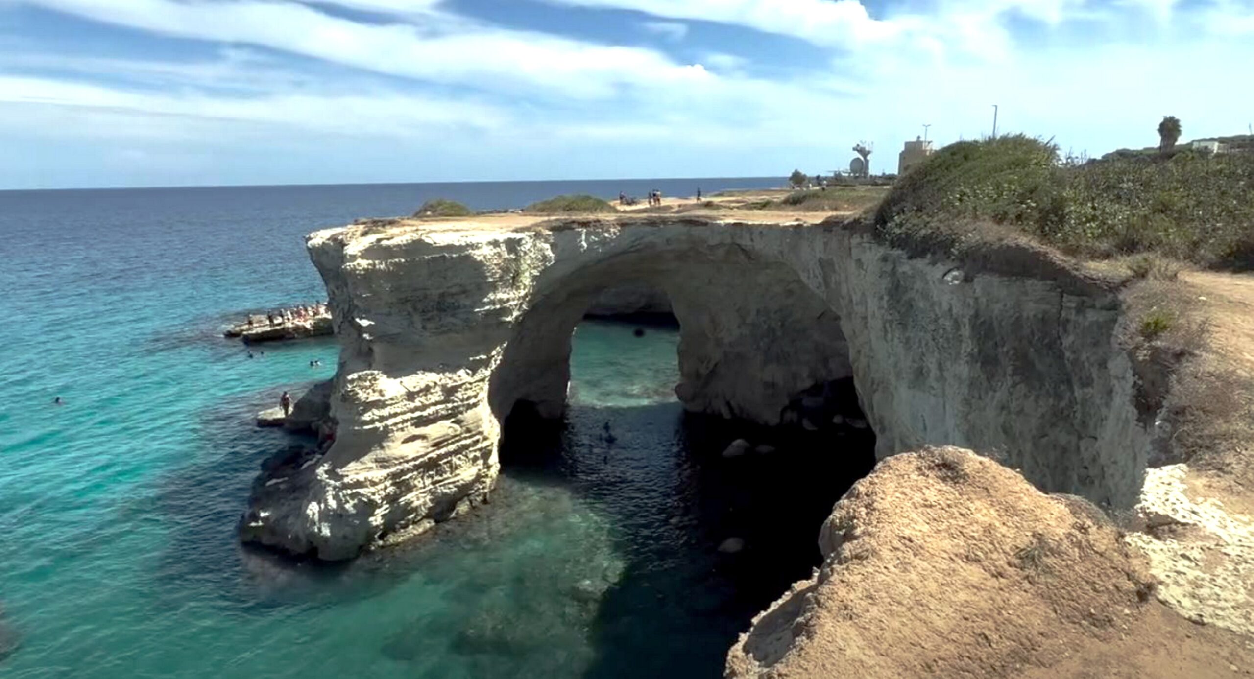 Arcul Îndrăgostiților, emblematicul stâlp de stâncă de pe coasta sudică a Italiei, a fost distrus în intregime de fenomene meteorologice extreme, chiar în ziua dedicată iubirii