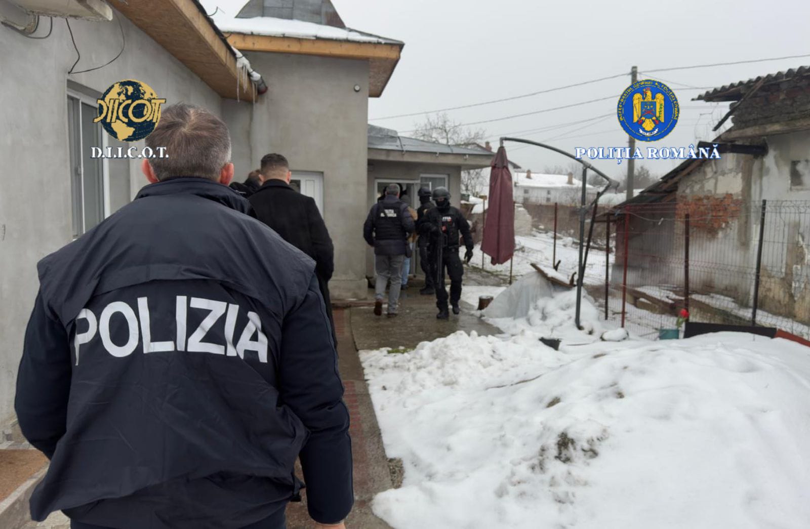 Percheziții la nivel internațional într-un dosar de piraterie și spălare de bani, în urma colaborării între autoritățile române și italiene O operațiune amplă desfășurată recent a adus în lumina reflectoarelor activitatea unei grupări infracționale românești, implicată în distribuirea ilegală de conținut TV piratat, acces neautorizat la sisteme informatice precum și în spălarea de fonduri provenite din aceste activități ilegale