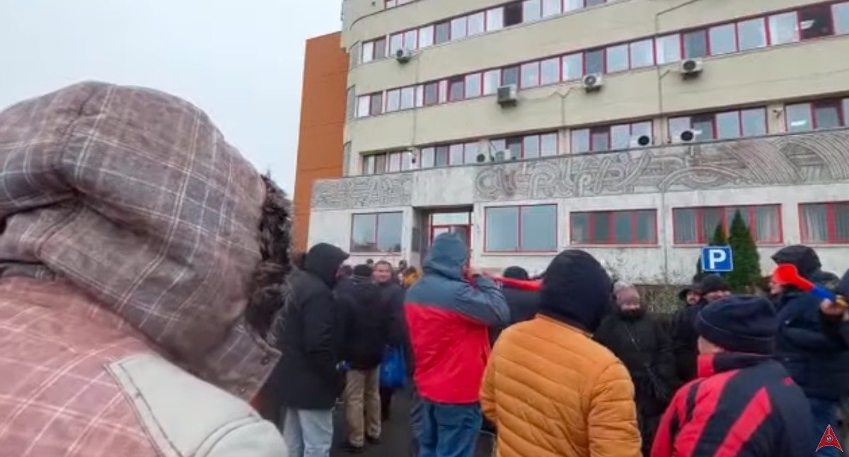 Zeci de angajați ai combinatului Petromidia din Năvodari au ieșit, vineri, în stradă pentru a protesta față de salariile insuficiente și condițiile de muncă, manifestarea culminând cu niște acțiuni spontane de indignare