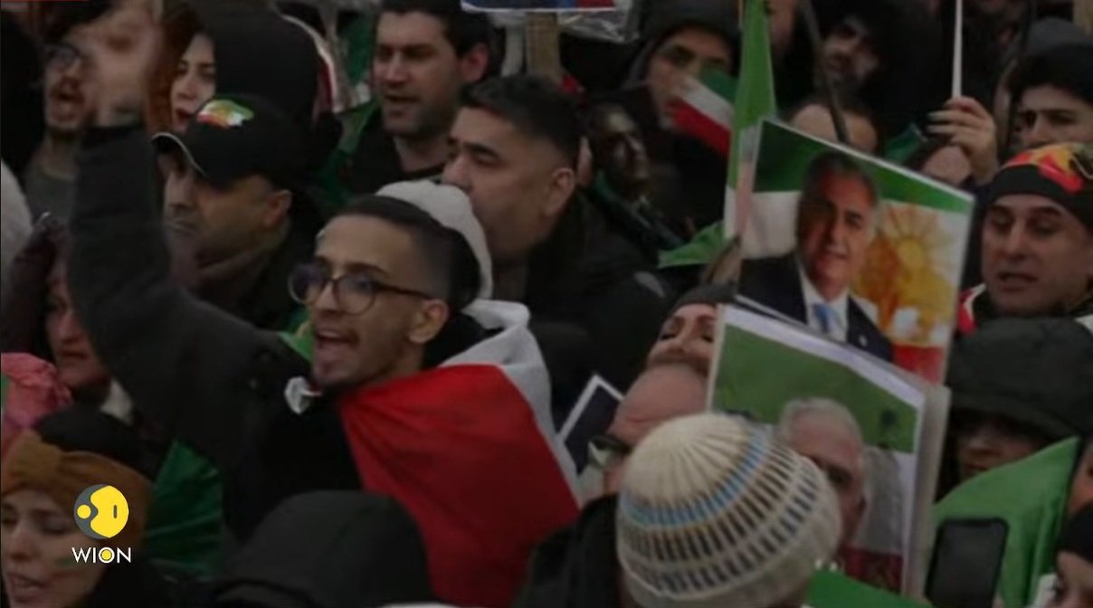 Aproximativ 200.000 de oameni au ieșit în stradă sâmbătă în München, pentru a protesta împotriva regimului iranian, într-un eveniment care a atras atenția internațională asupra crizei de la Teheran