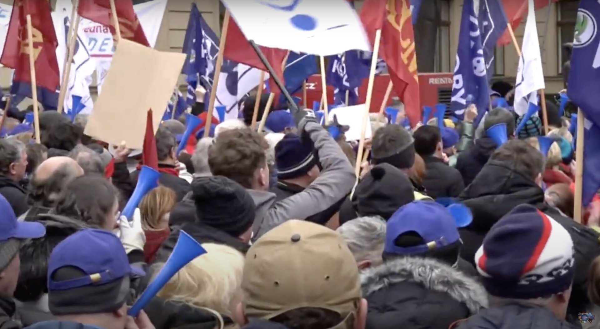 Mii de oameni ies în stradă în Cehia pentru a susține președintele Petr Pavel, într-o criză politică care amenință stabilitatea guvernului de la Praga Duminică, în peste 400 de orașe și municipalități din Cehia, mii de cetățeni au ieșit în stradă pentru a-și manifesta susținerea față de președintele Petr Pavel, într-un climat tensionat generate de divergențele tot mai accentuate dintre șeful statului și guvernul de dreapta condus de premierul Petr Fiala