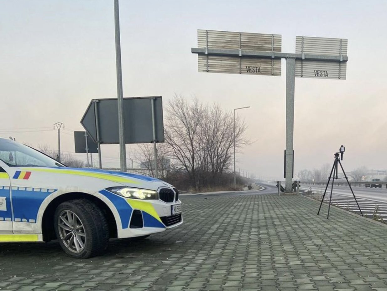 Peste 2.600 de sancțiuni aplicate în doar o săptămână pe autostrăzile din țară, autoritățile intensificând controalele pentru prevenirea accidentelor și asigurarea fluenței traficului Traficul rutier de pe autostrăzile din România a devenit alarmant în ultimele zile, autoritățile fiind nevoite să intensifice controalele pentru a gestiona situația