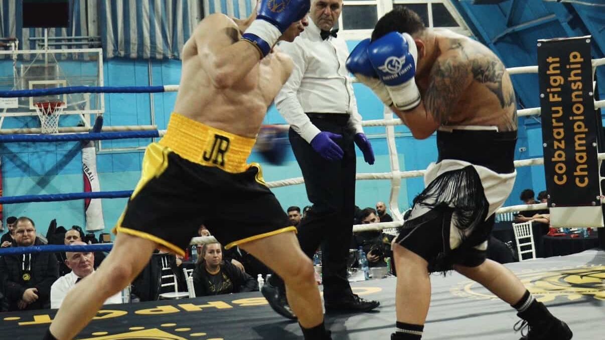 Robert Jitaru, victorie spectaculoasă în prima repriză Boxerul Robert Jitaru, o tânără speranță a ringului românesc, a reușit o victorie încurajatoare în cariera sa profesională, învingându-l pe Alexandru Ioniță prin KO tehnic în prima repriză a galei desfășurate recent