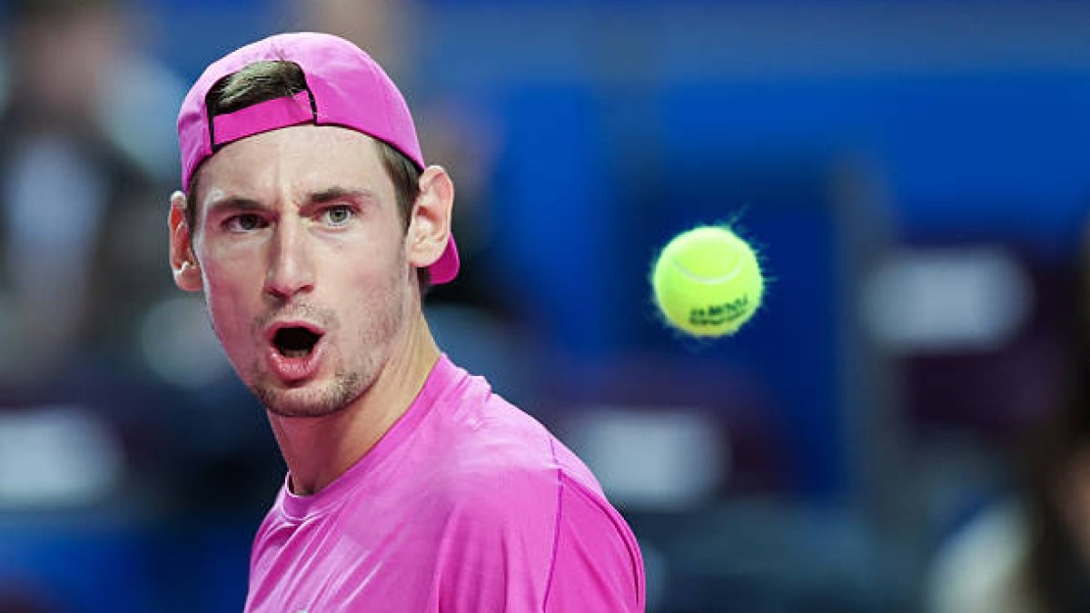 Valentin Royer: Tenisul ca o Poveste de Succes Valentin Royer, tânărul jucător de tenis din Neuilly-Sur-Seine, se pregătește pentru un meci de referință la ATP Doha 2026, unde va înfrunta un colos al circuitului, Carlos Alcaraz