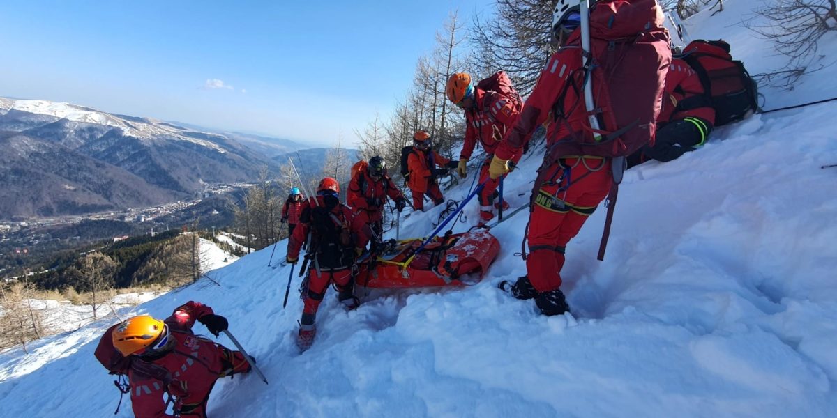 salvamont-munte-zapada.jpg - Presa360