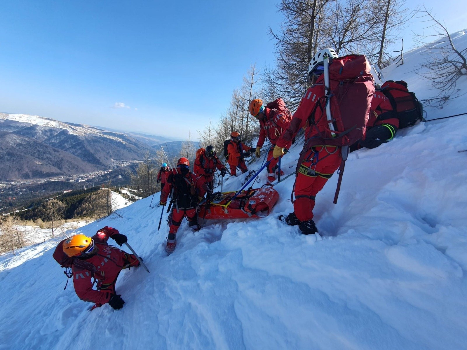 Criza de pe munte: zeci de persoane rănite și transportate la spital în ultimele 24 de ore Zilele acestea, pe fondul condițiilor meteo extreme și al creșterii numărului de turiști în zonele montane, intervențiile salvamontiștilor din întreaga țară au devenit din ce în ce mai frecvente, iar bilanțul celor rănite sau puse în pericol a atins cifre alarmante