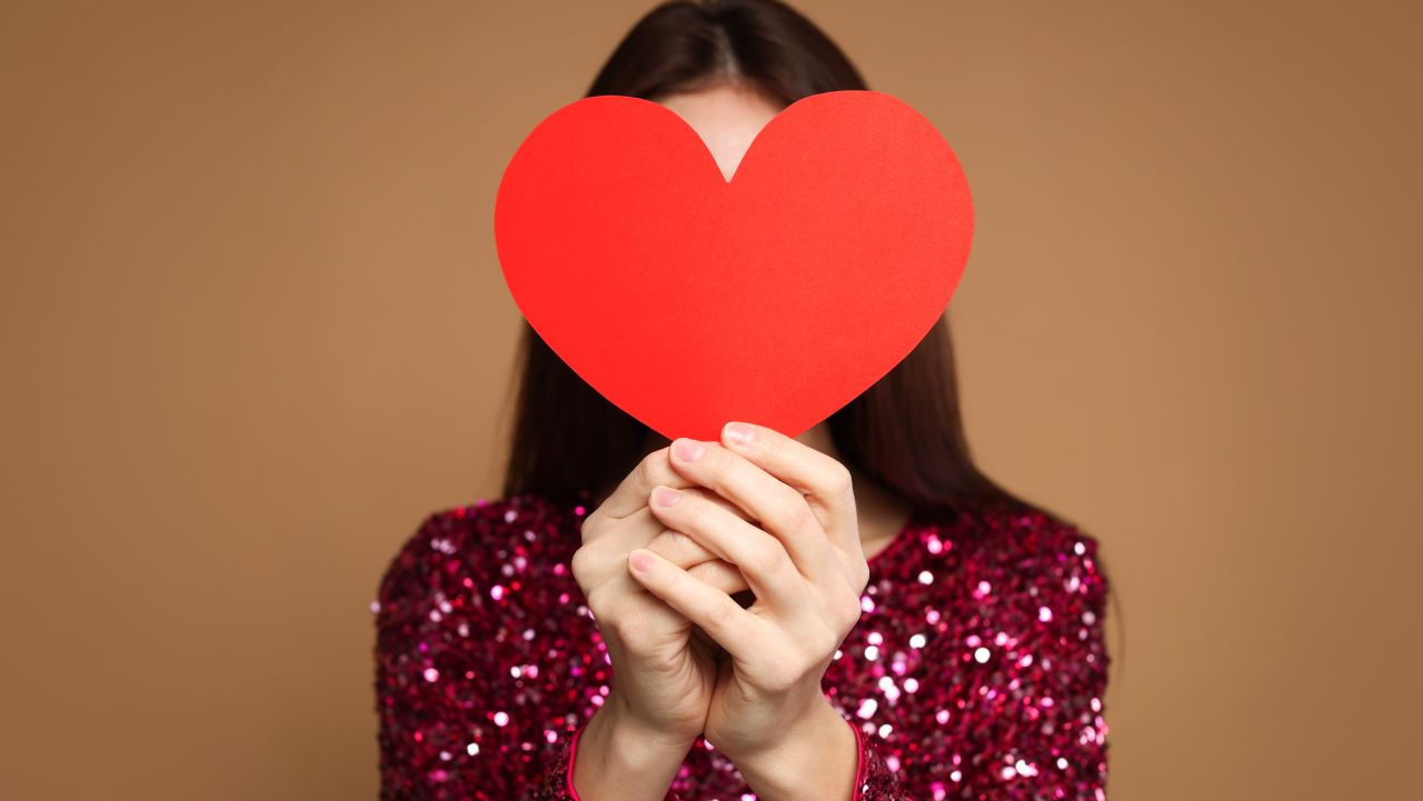 Valentine’s Day: O sărbătoare cu rădăcini istorice și tradiții românești Luna februarie, dedicată dragostei, își atinge apogeul pe 14, când milioane de îndrăgostiți sărbătoresc Valentine’s Day