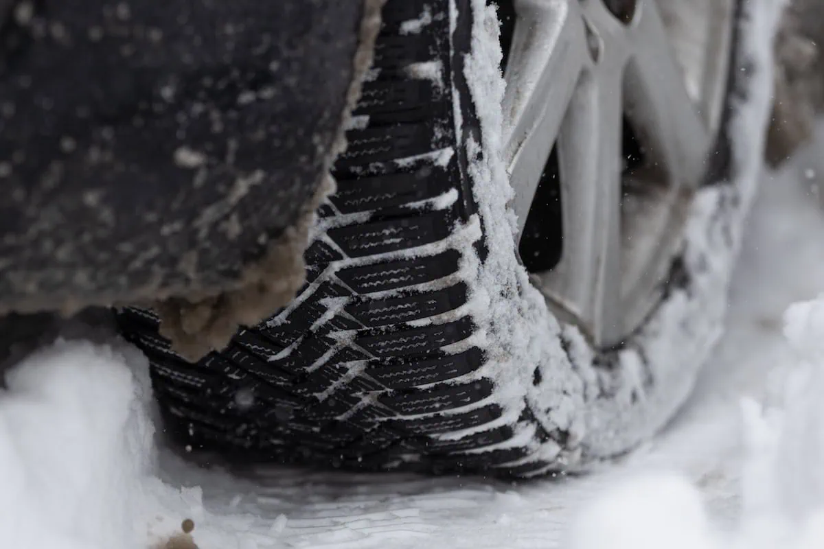 După o perioadă de vreme mohorâtă, plină de ploi reci și vânt puternic, Bucureștiul se confruntă acum cu o revenire neașteptată a iernii