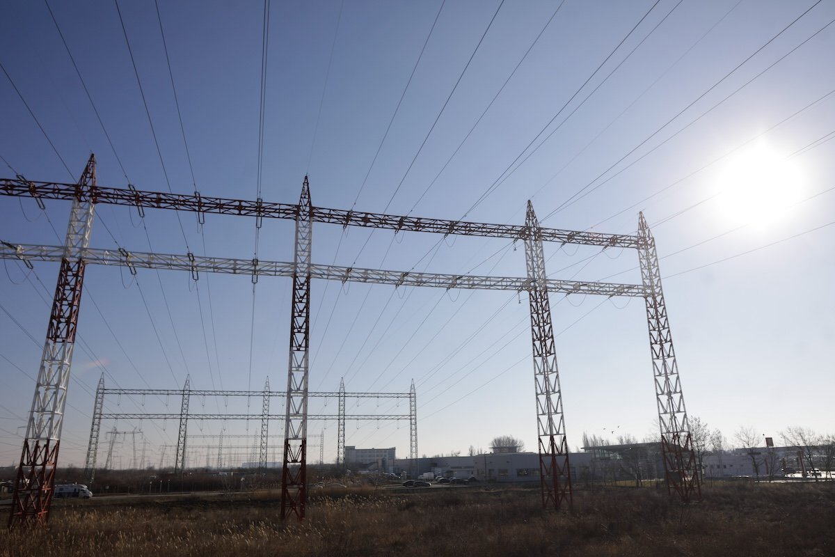 Transelectrica a lansat o licitație pentru servicii de pază, monitorizare și intervenție în București, cu un buget de peste 30 de milioane de lei Compania națională Transelectrica, principalul administrator al rețelei naționale de transport al energiei electrice, anunță demararea unui proces de selecție pentru contractarea unor servicii de pază și intervenție la obiectivele din Capitală