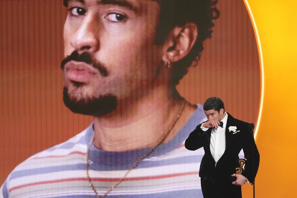 Bad Bunny, istoria la Grammy: Un album în limba spaniolă câștigă marele premiu Bad Bunny a reușit să scrie istorie la ceremonia premiilor Grammy din 2026, câștigând premiul pentru cel mai bun album cu "Debí Tirar Más Fotos." Este pentru prima dată când un album în limba spaniolă primește această distincție, un moment simbolic ce reflectă influența tot mai mare a muzicii latine pe scena internațională