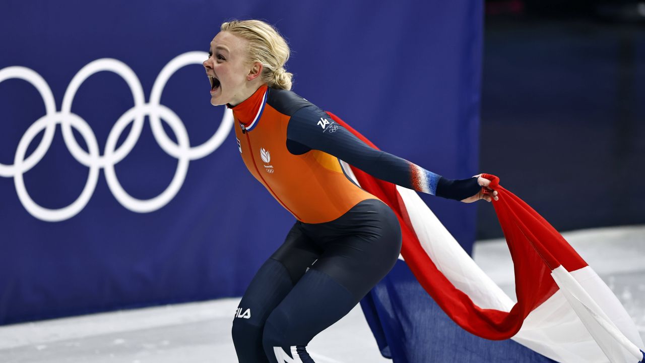 Performanță de excepție la Milano-Cortina: Olandeza Xandra Velzeboer, nouă stea a patinajului viteză Milano-Cortina a fost martor la o performanță remarcabilă din partea patinatoarei olandeze Xandra Velzeboer, care a reușit să își depășească rivalele într-o competiție strânsă de patinaj viteză