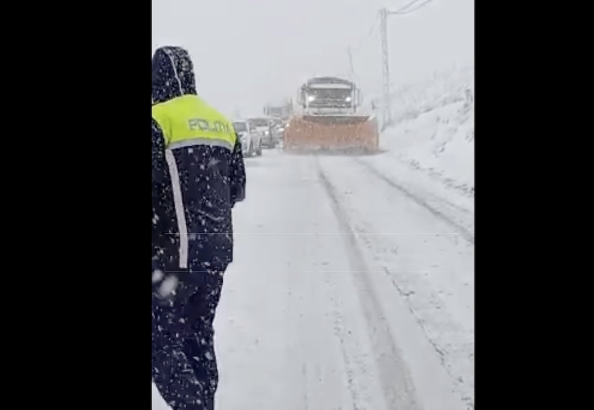 Trafic în condiții de iarnă pe principalele artere rutiere din țară, iar autoritățile sunt în alertă pentru a gestiona apropierea sezonului rece Luni dimineață, drumurile din toată țara se confruntă cu provocări semnificative din cauza vremii nefavorabile