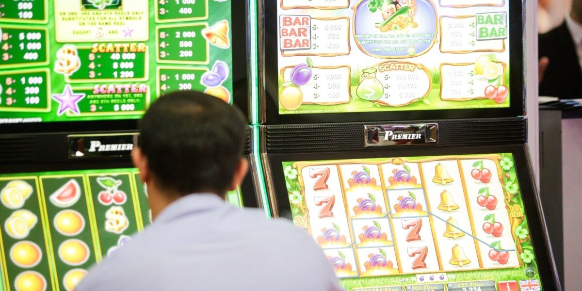 Dependența de jocurile de noroc, o problemă tot mai intens discutată în societatea românească, devine un flagel care afectează viețile a milioane de oameni