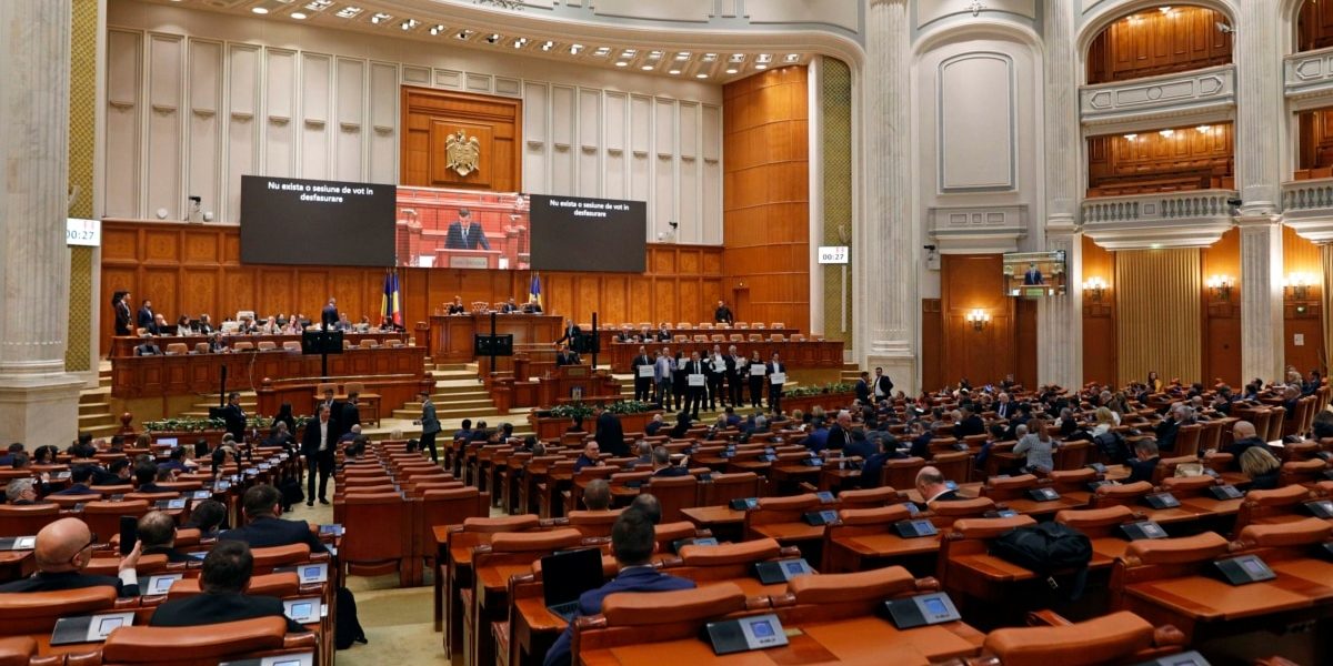 Scandal în Parlament pe bugetul Muncii: vot contestat și blocaj în comisiile de specialitate Debatescripționate și tensionate au fost, joi, în Parlamentul României, după ce votul asupra unui amendament crucial din cadrul legii bugetului pe anul în curs a declanșat un scandal fără precedent în comisiile de buget și finanțe
