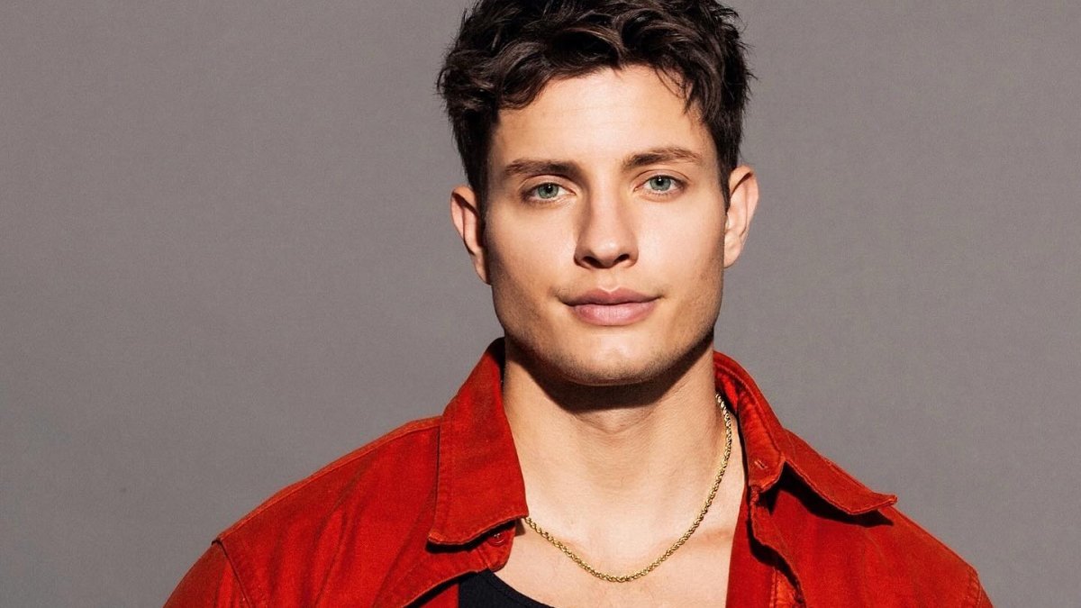 Comedianul american Matt Rife a devenit recent subiectul unei polemici intense legate de transformarea sa fizică, după ce și-a adus în discuție în mod public speculațiile legate de intervențiile estetice