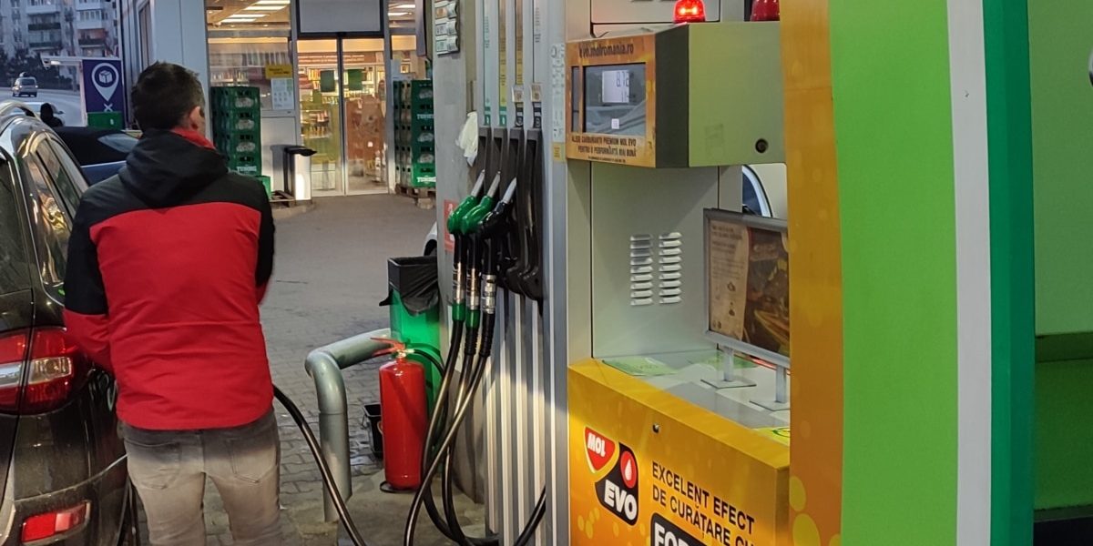 Prețurile carburanților din România ating noi recorduri, motorina depășind pentru prima oară pragul de 9 lei pe litru în anumite stații din București, semnalând o escaladare semnificativă în costurile pentru șoferi și companii