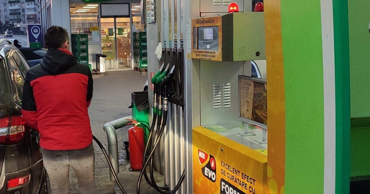 Prețurile carburanților din România ating noi recorduri, motorina depășind pentru prima oară pragul de 9 lei pe litru în anumite stații din București, semnalând o escaladare semnificativă în costurile pentru șoferi și companii