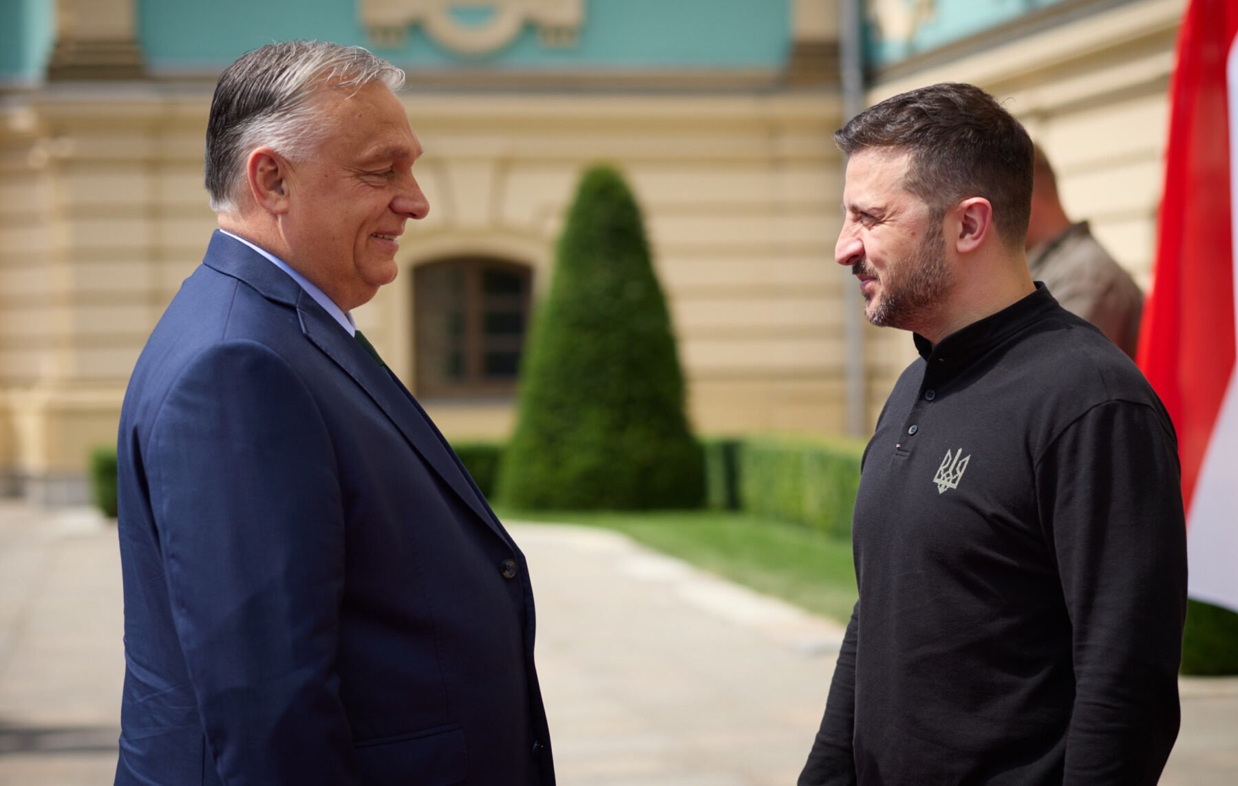 Premierul ungar Viktor Orbán a părăsit sala Consiliului European în momentul în care președintele ucrainean, Volodimir Zelenski, a început discursul prin videoconferință în fața liderilor Uniunii Europene, o acțiune care a stârnit numeroase întrebări cu privire la poziția oficialilor europeni față de situația din Ucraina și politica de restabilire a unității în cadrul blocului comunitar