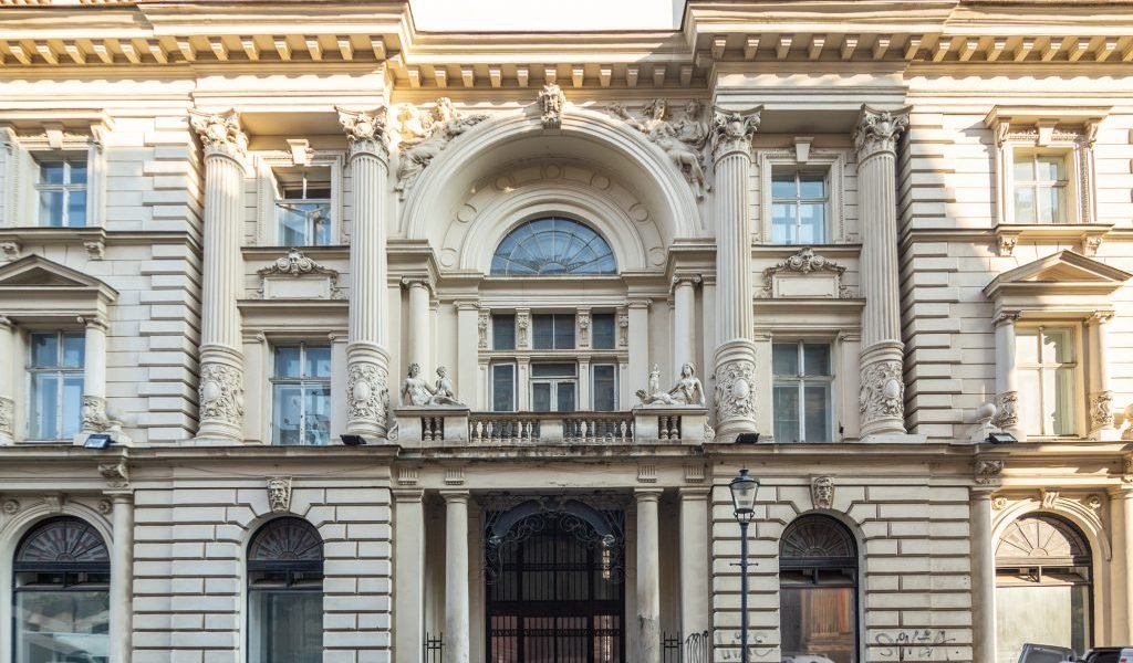 Primăria Capitalei a reușit, în sfârșit, să obțină finanțarea necesară pentru reabilitarea Palatului Dacia, una dintre cele mai valoroase clădiri din centrul istoric al Bucureștiului