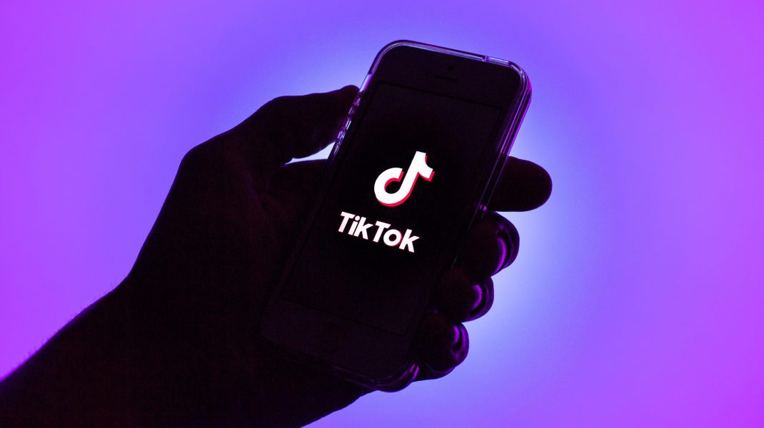 TikTok, platforma de socializare care a cucerit lumea în ultimii ani, nu se limitează doar la supravegherea activităților din aplicație